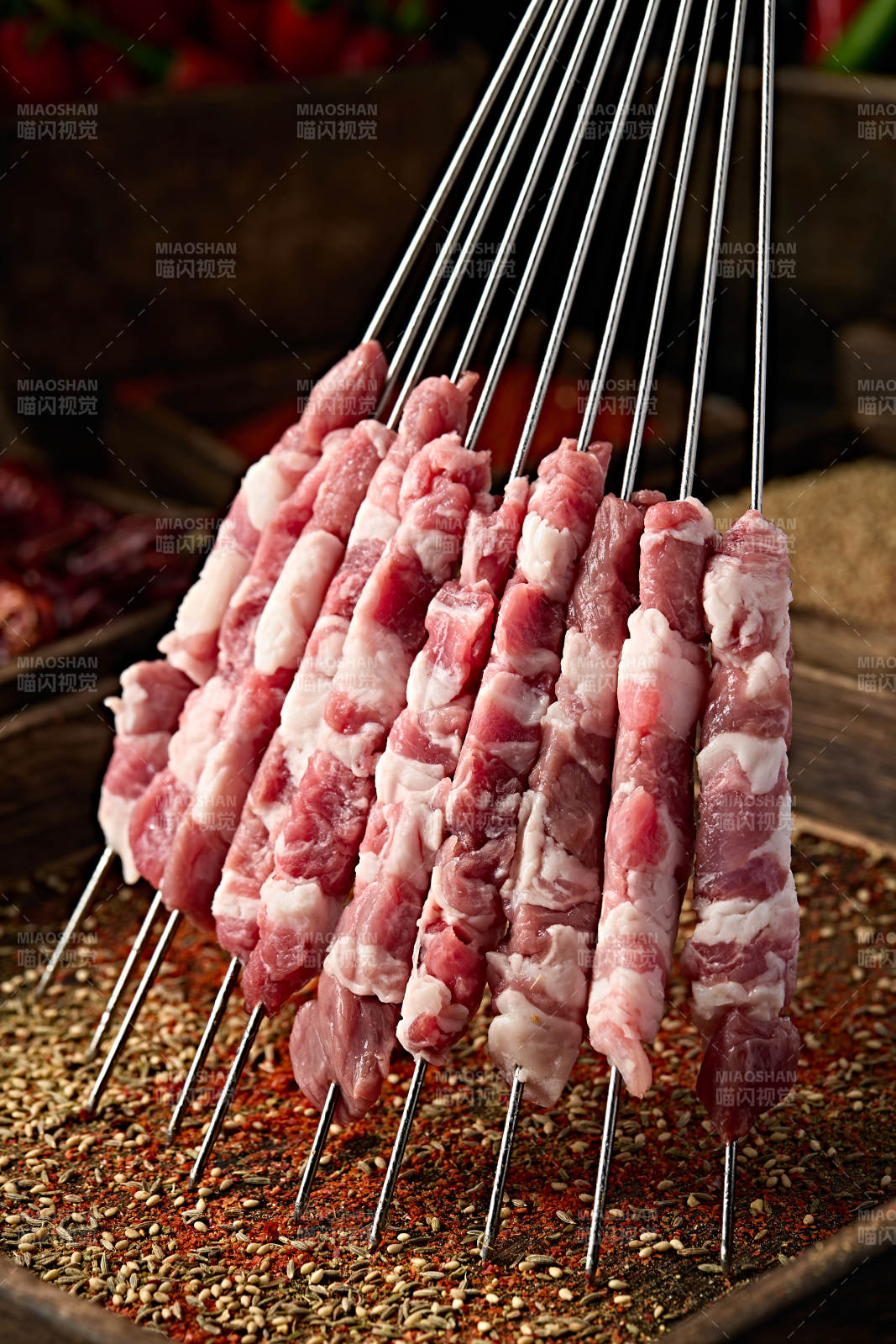 美味烧烤生生鲜羊肉穿制的羊肉串图片