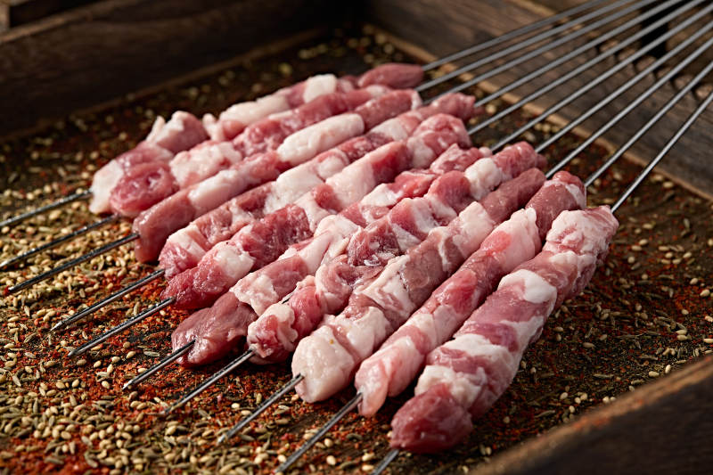 美味烧烤生生鲜羊肉穿制的羊肉串图片