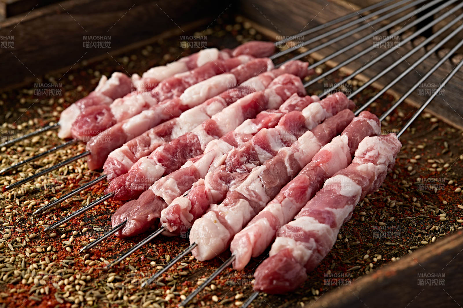 美味烧烤生生鲜羊肉穿制的羊肉串图片