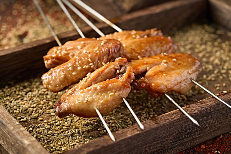 特色烧烤炭烤鸡翅中图片