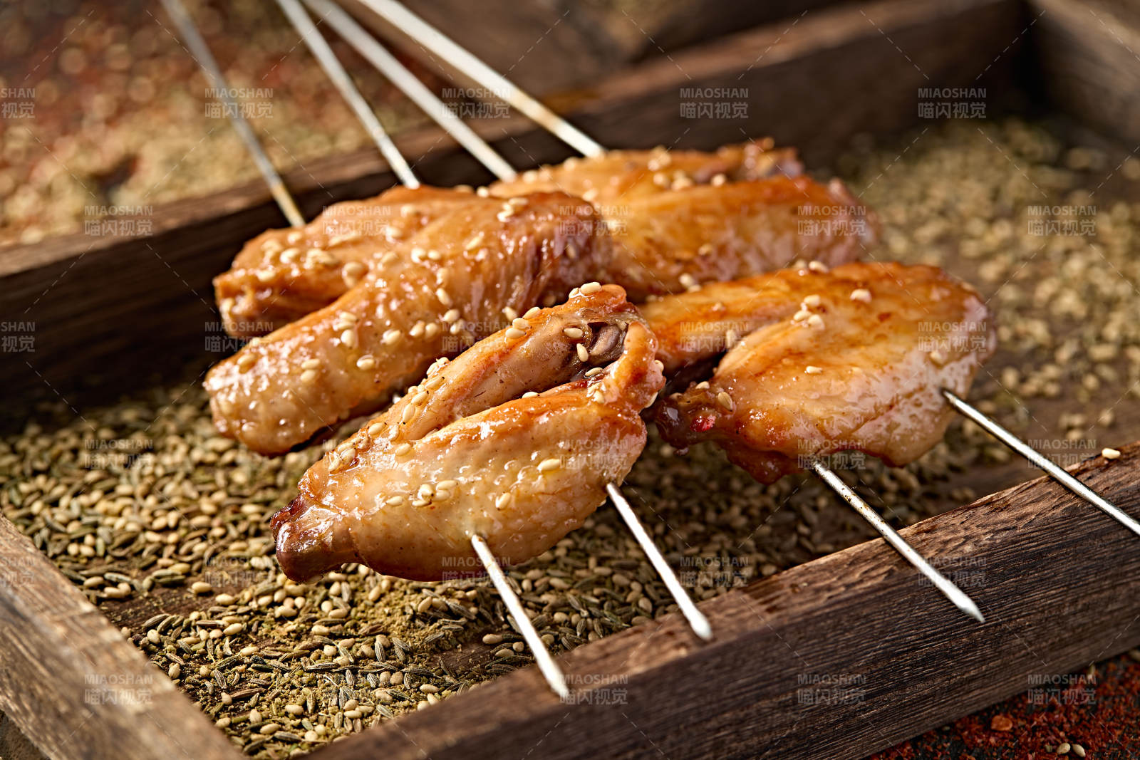 特色烧烤炭烤鸡翅中图片
