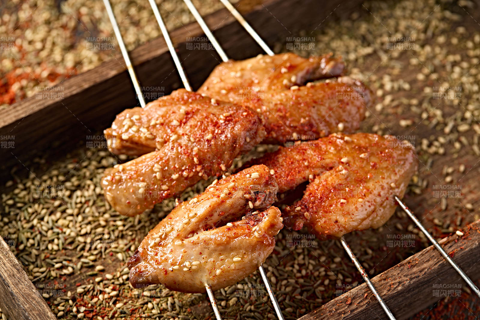 特色烧烤炭烤鸡翅中图片