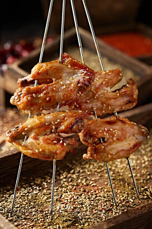 特色烧烤炭烤鸡翅中图片