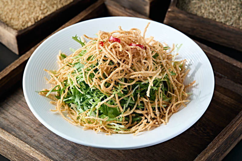 油炸馓子丝凉拌苦菊图片