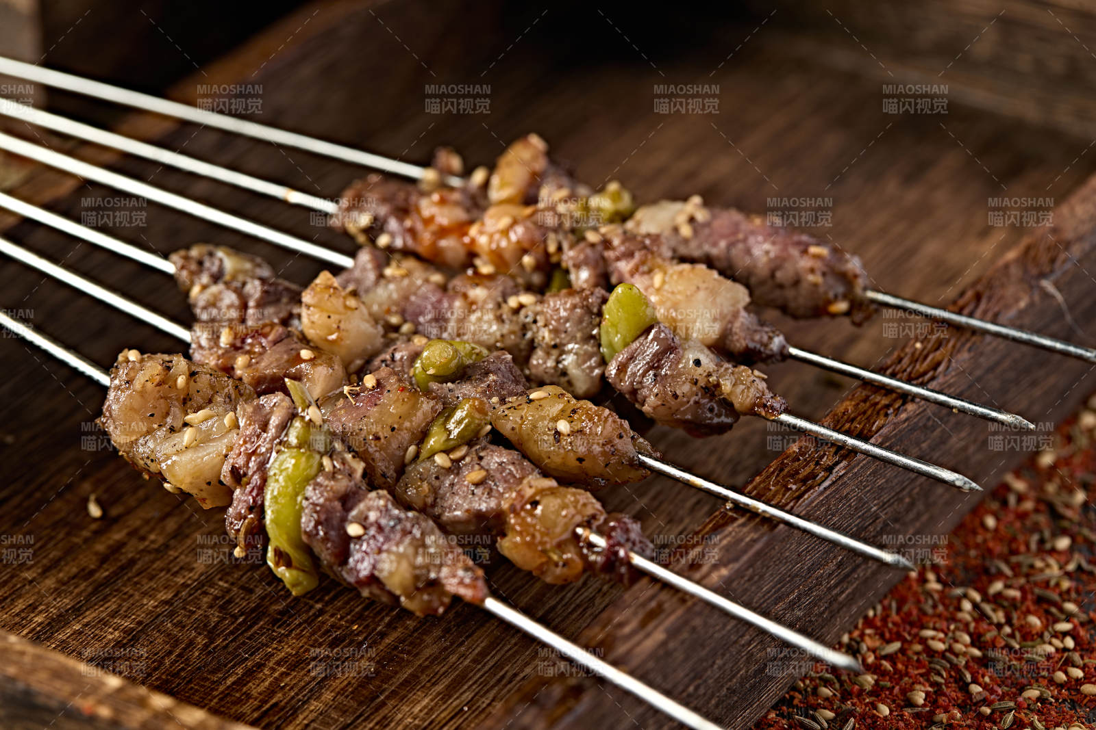 美味烧烤炭烤羊肉野山椒串图片