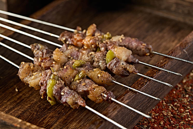 美味烧烤炭烤羊肉野山椒串图片