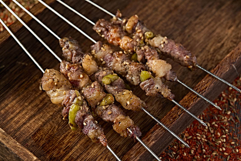 美味烧烤炭烤羊肉野山椒串图片