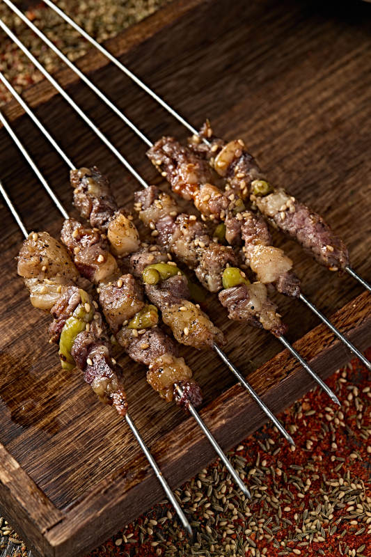 美味烧烤炭烤羊肉野山椒串图片