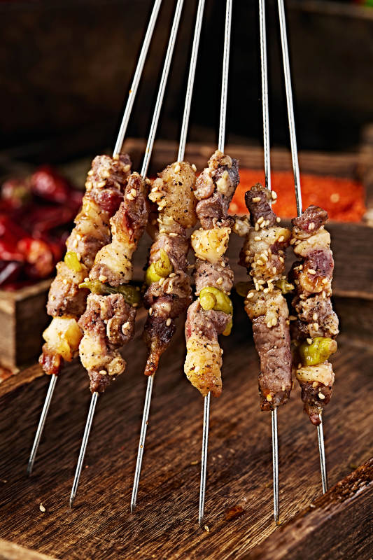 美味烧烤炭烤羊肉野山椒串图片