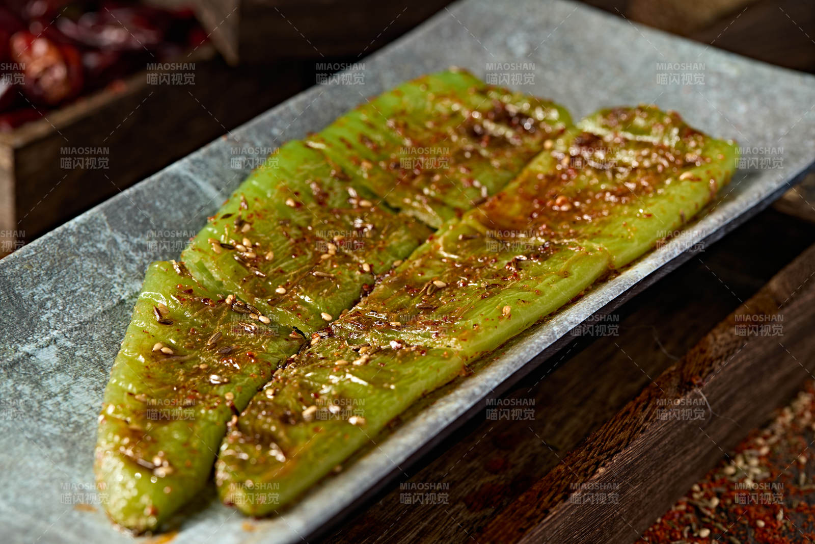 美味烧烤炭烤青辣椒图片