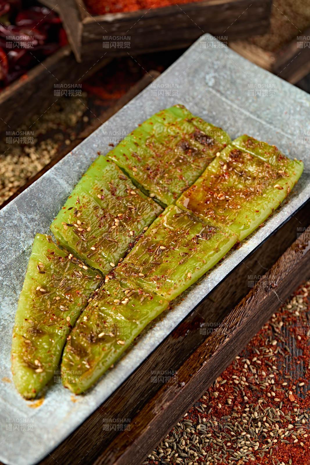 美味烧烤炭烤青辣椒图片