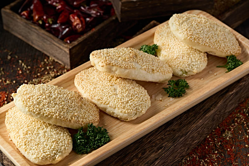 精美餐具装的香酥芝麻口袋饼图片