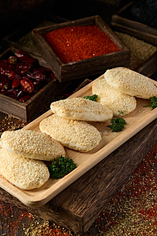 精美餐具装的香酥芝麻口袋饼图片