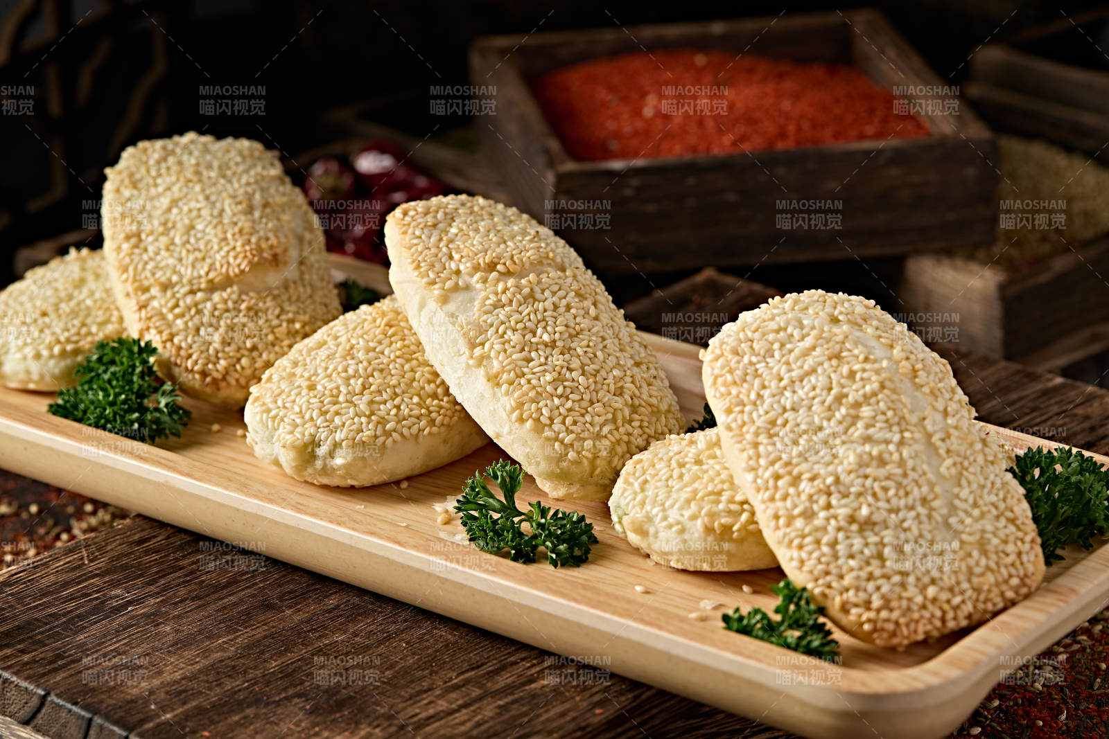 精美餐具装的香酥芝麻口袋饼图片