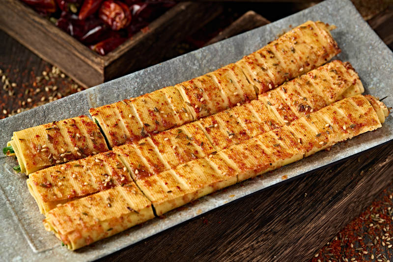 锦州特色烧烤炭烤干豆腐卷切段图片