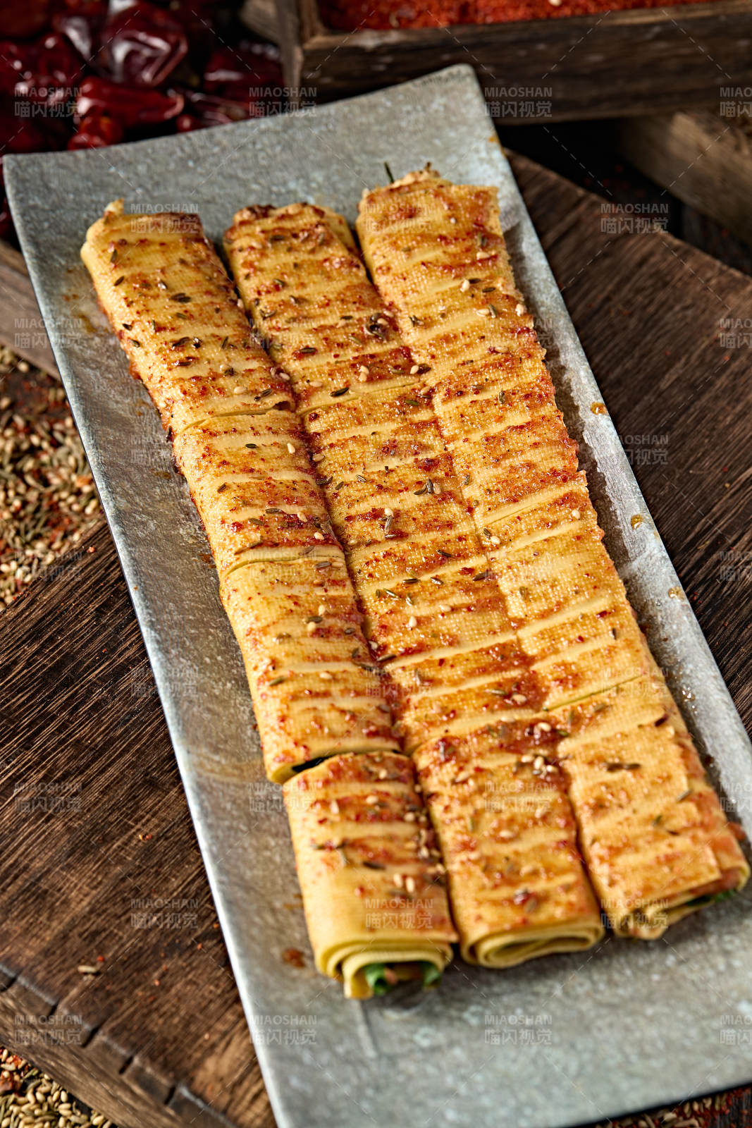 锦州特色烧烤炭烤干豆腐卷切段图片