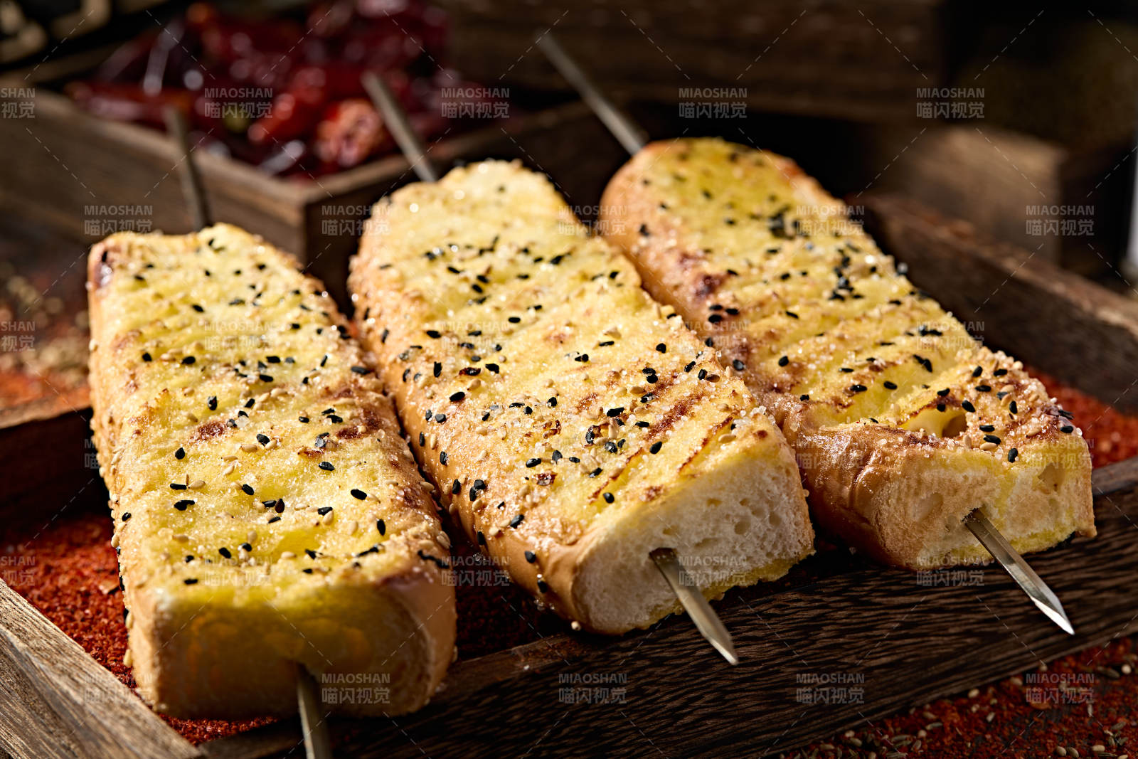 美味烧烤炭烤全麦面包片图片