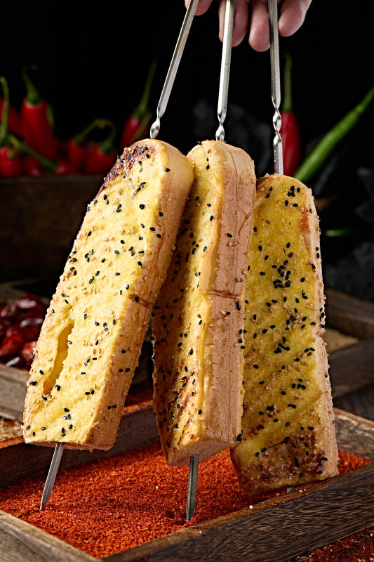 美味烧烤炭烤全麦面包片图片