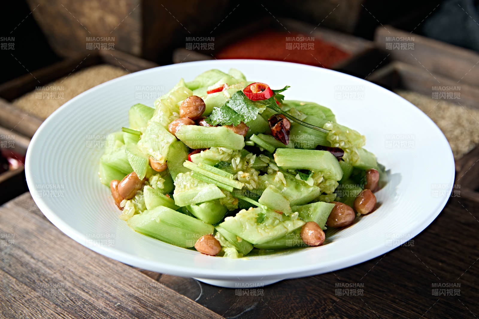 香菜果仁凉拌拍黄瓜图片