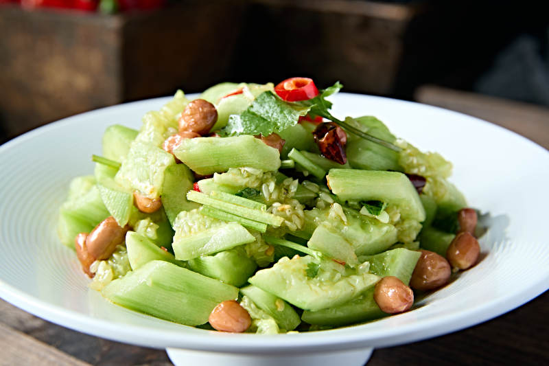 香菜果仁凉拌拍黄瓜图片