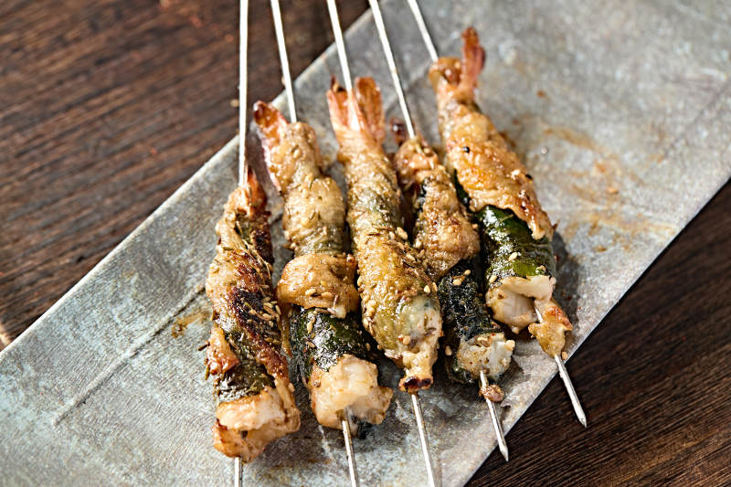 风味炭烤紫苏叶裹大虾图片