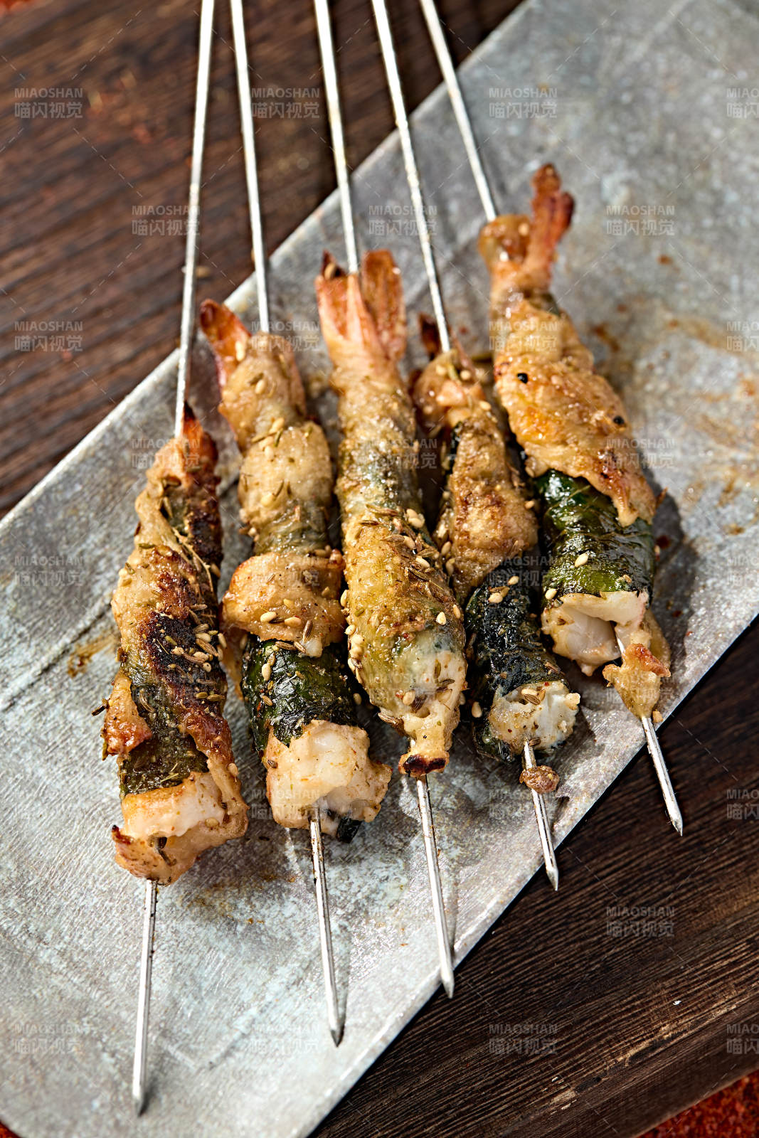 风味炭烤紫苏叶裹大虾图片