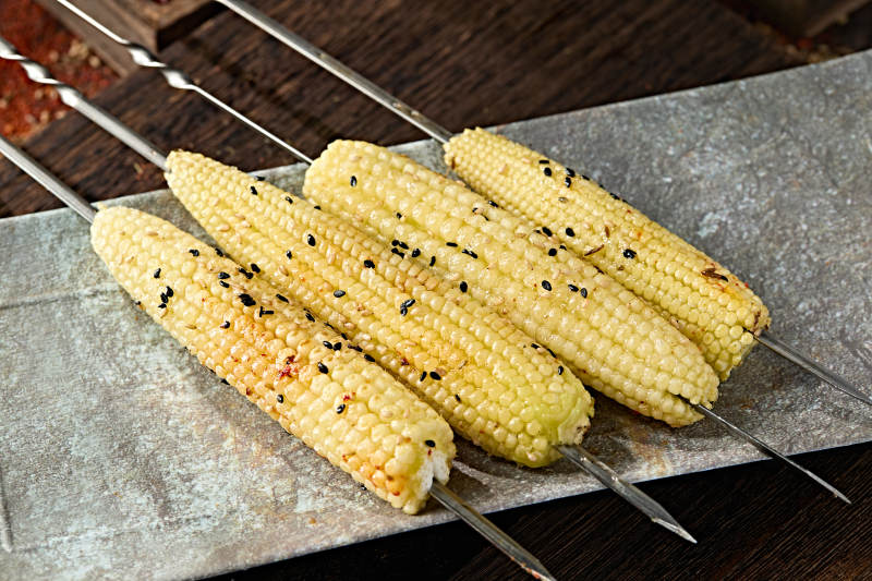 风味炭烤嫩玉米串图片