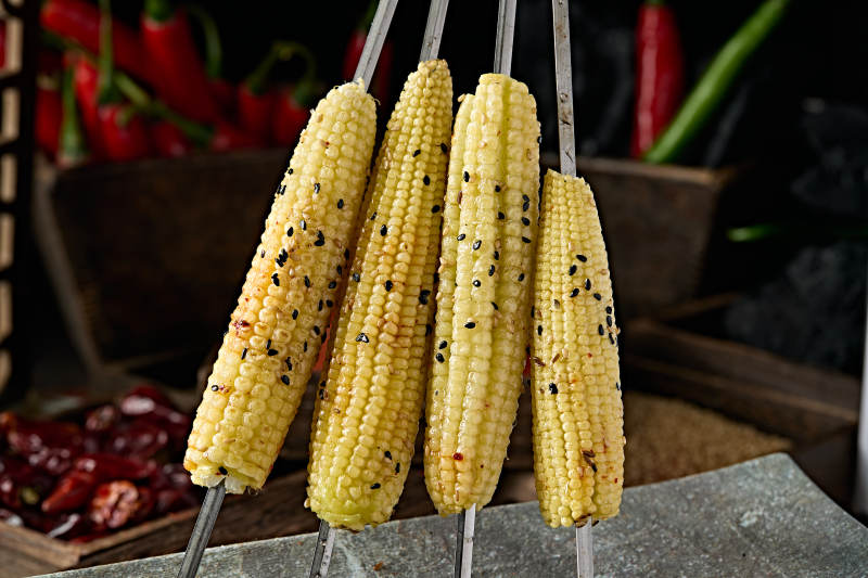 风味炭烤嫩玉米串图片