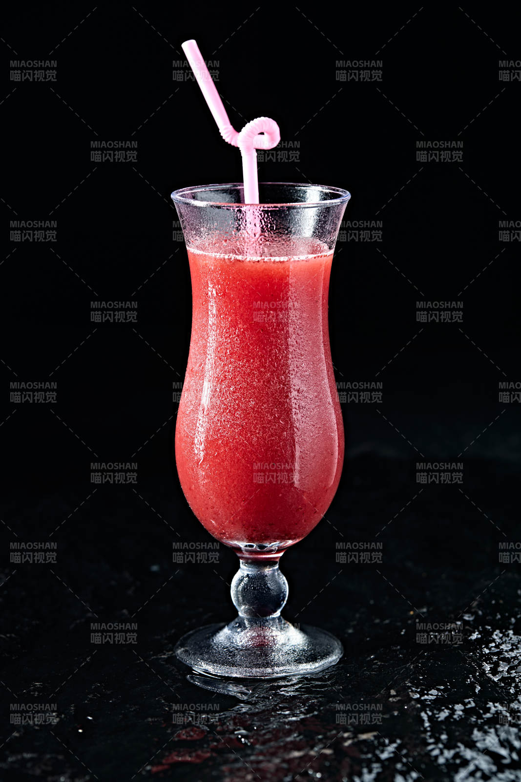 玻璃器皿装的鲜榨果蔬汁图片