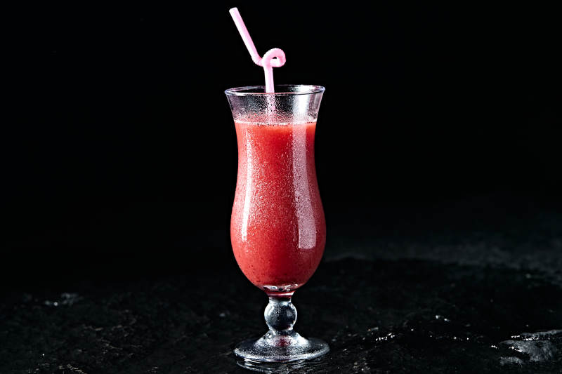 玻璃器皿装的鲜榨果蔬汁图片