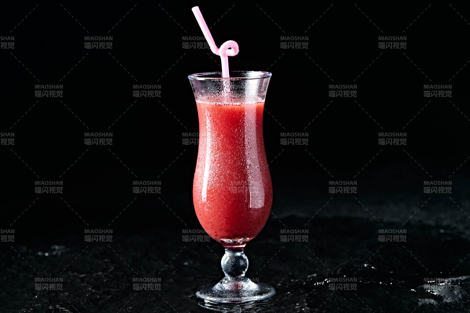 玻璃器皿装的鲜榨果蔬汁图片