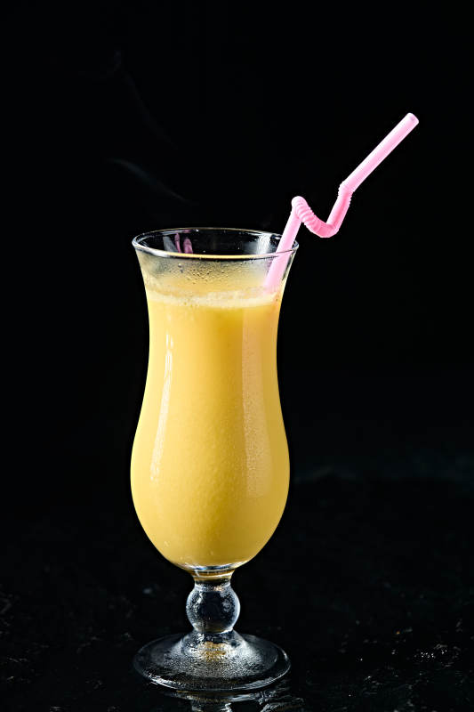 玻璃器皿装的鲜榨果蔬汁图片