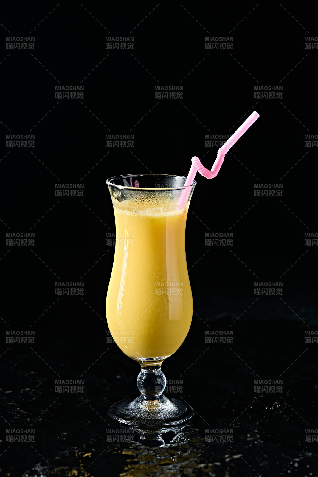 玻璃器皿装的鲜榨果蔬汁图片