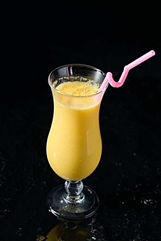 玻璃器皿装的鲜榨果蔬汁图片