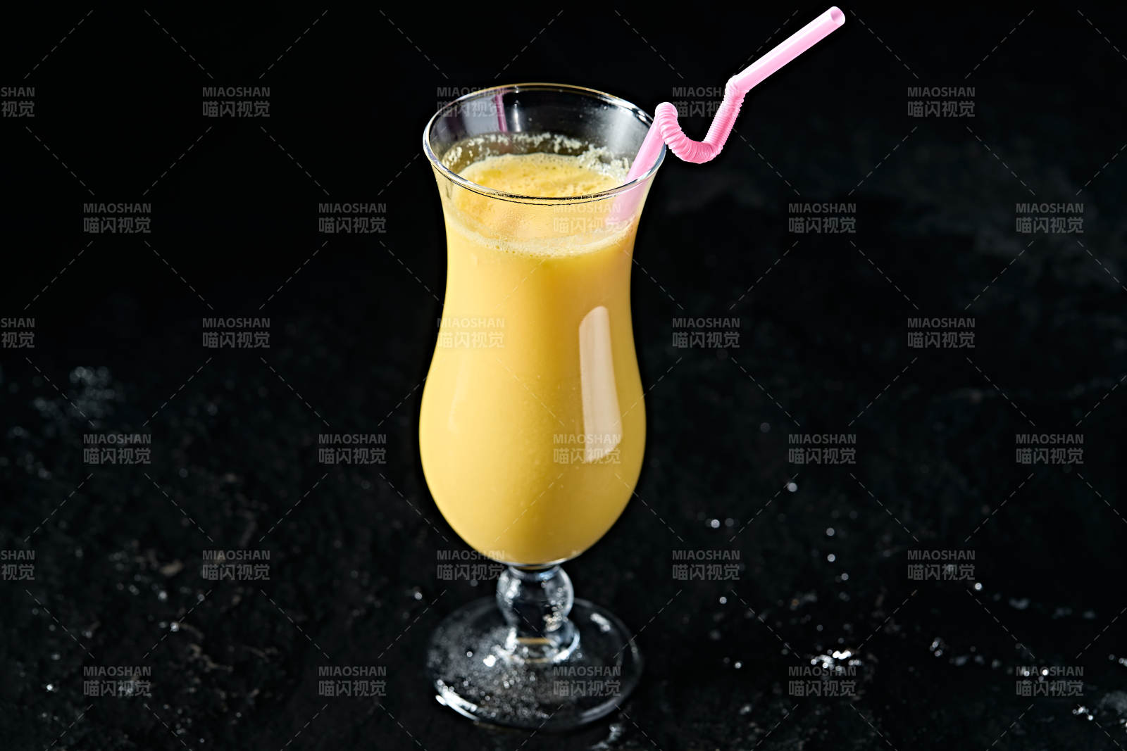 玻璃器皿装的鲜榨果蔬汁图片