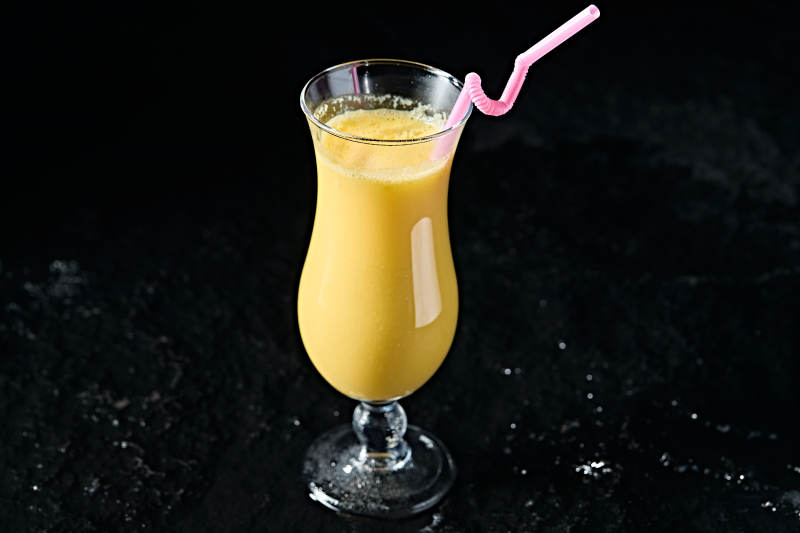 玻璃器皿装的鲜榨果蔬汁图片