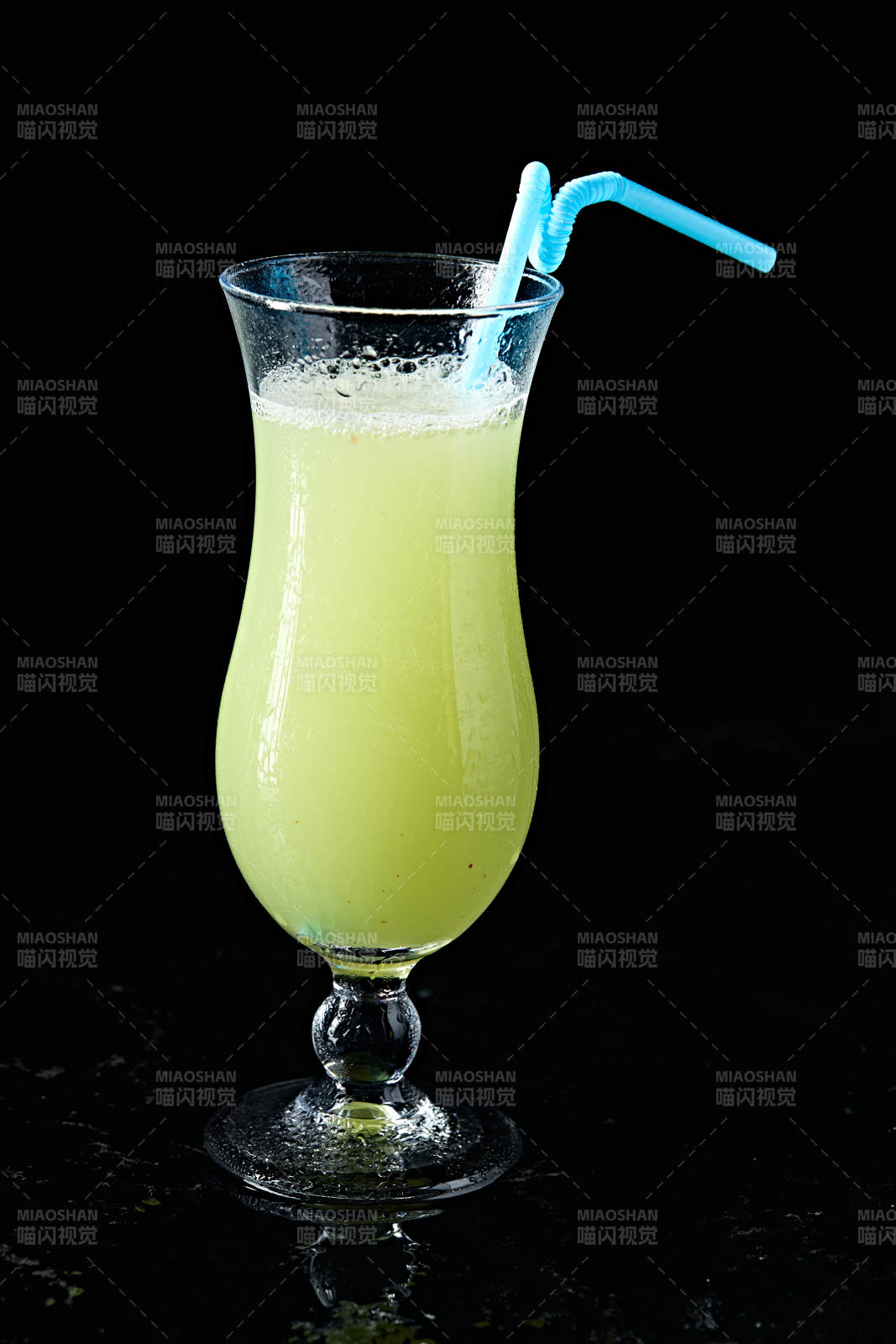 玻璃器皿装的鲜榨果蔬汁图片