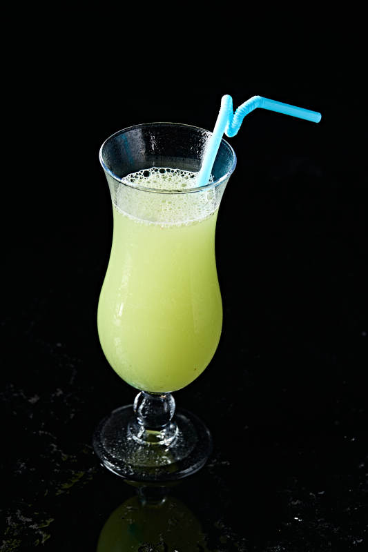 玻璃器皿装的鲜榨果蔬汁图片