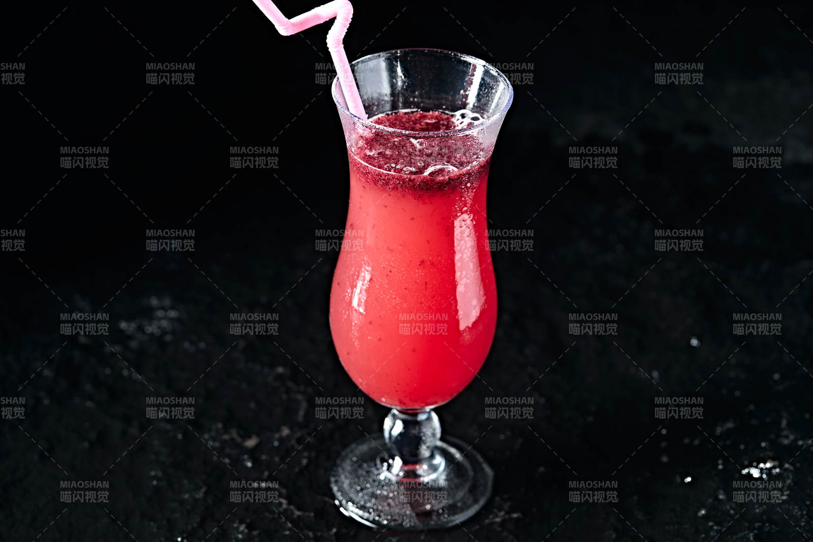 玻璃器皿装的鲜榨果蔬汁图片