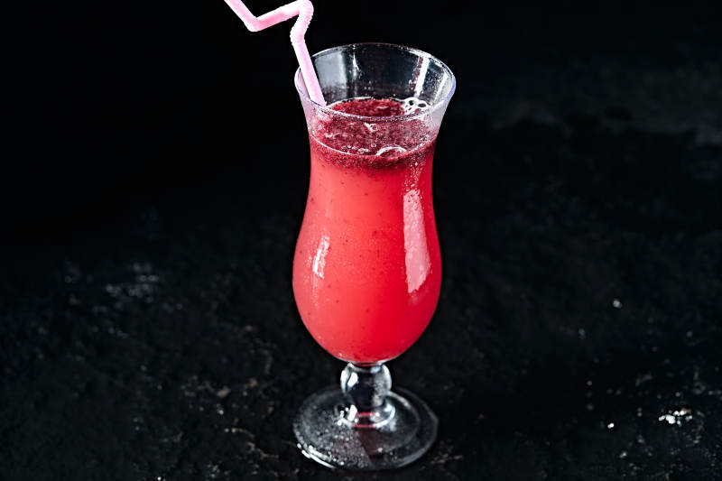 玻璃器皿装的鲜榨果蔬汁图片