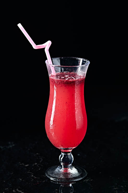 玻璃器皿装的鲜榨果蔬汁图片