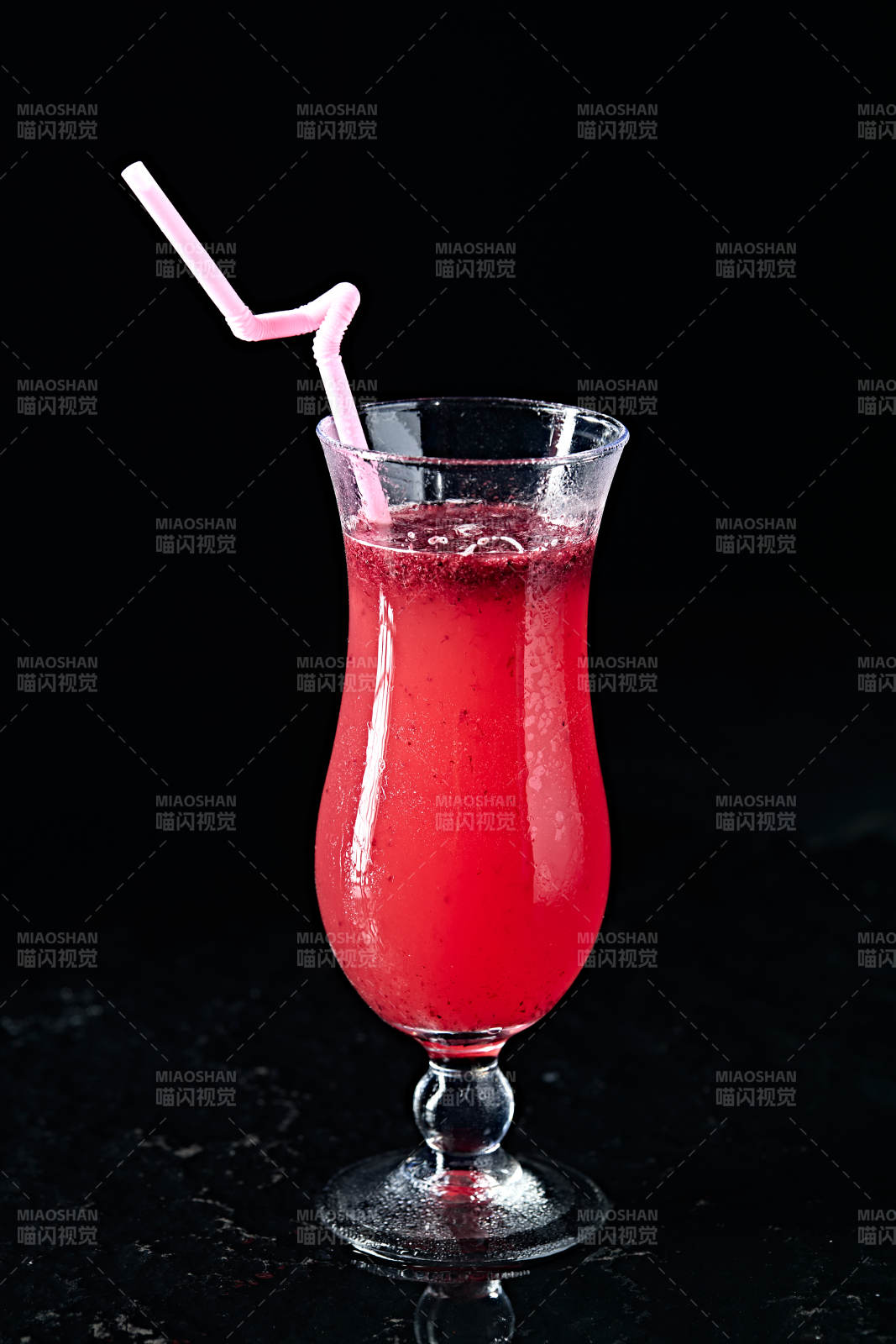 玻璃器皿装的鲜榨果蔬汁图片