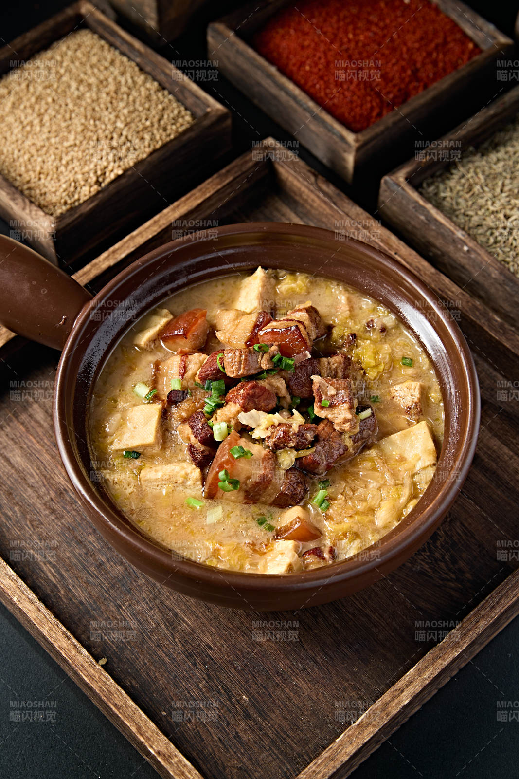 砂锅红烧肉酸菜炖豆腐图片