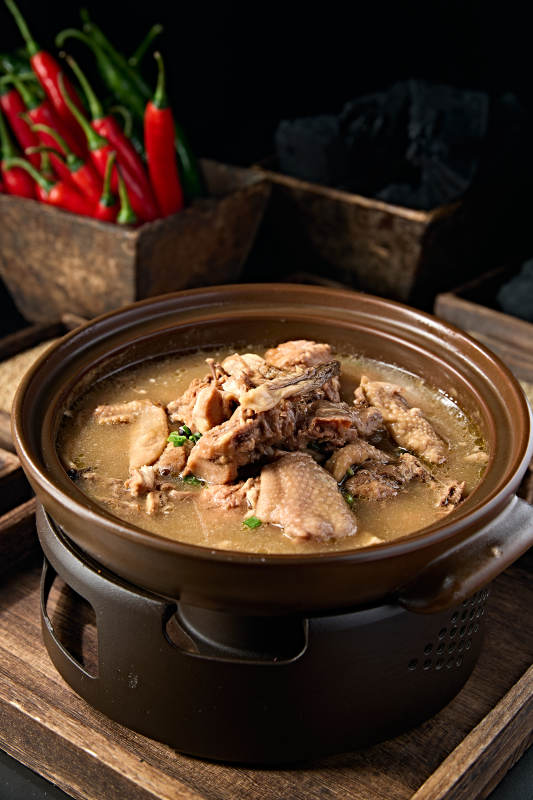 砂锅浓汤炖土鸡图片