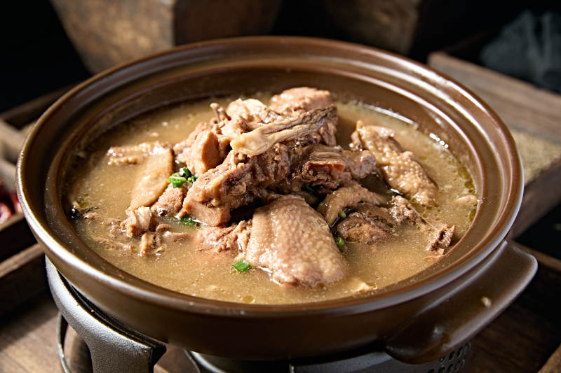 砂锅浓汤炖土鸡图片