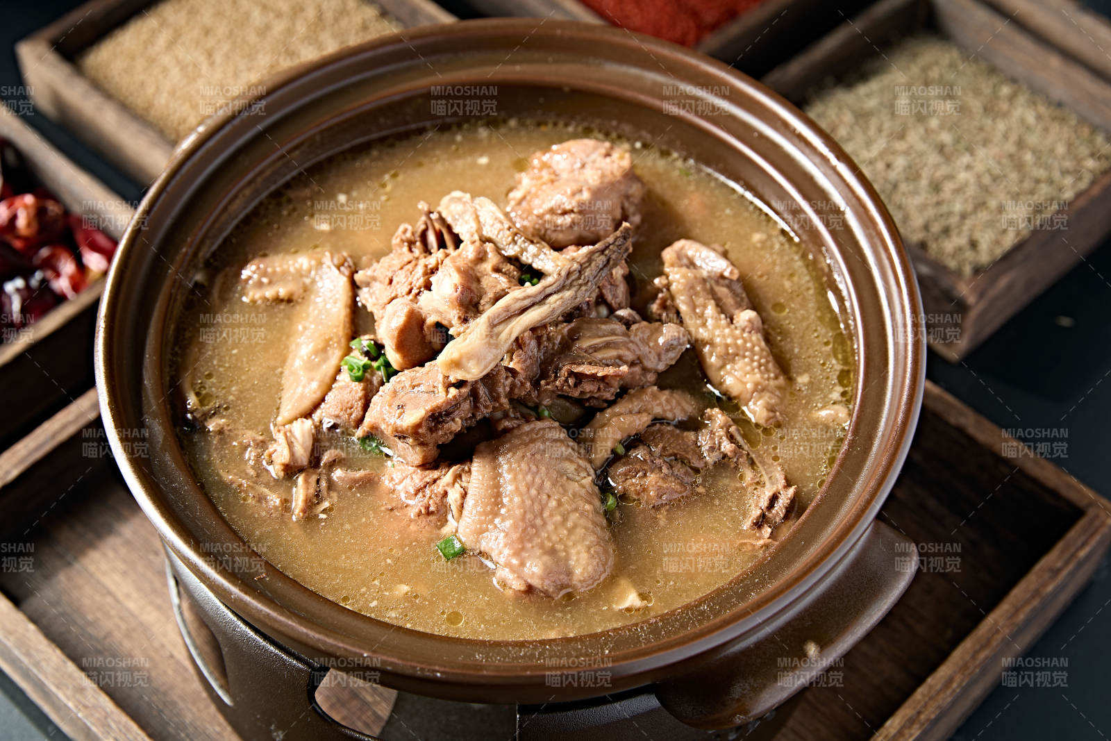 砂锅浓汤炖土鸡图片