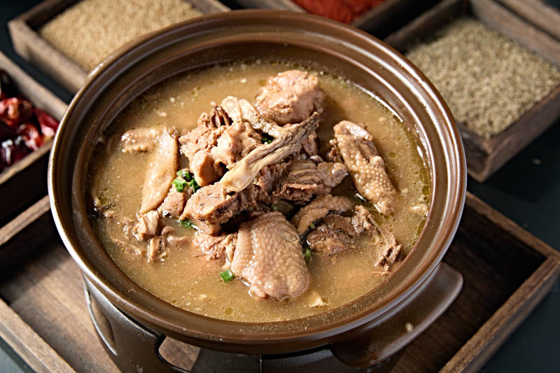 砂锅浓汤炖土鸡图片