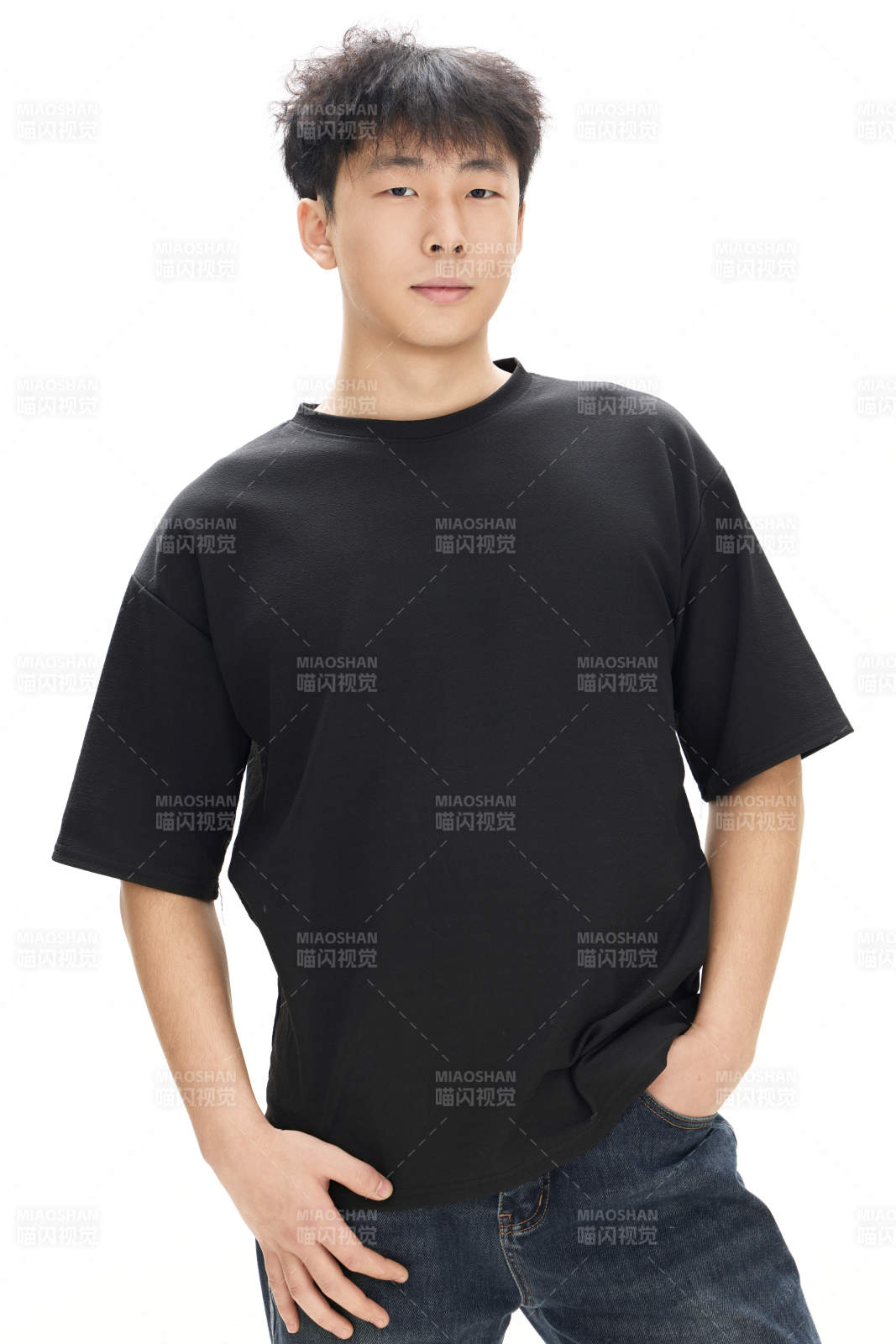 白色背景下的亚洲男性青年形象图片