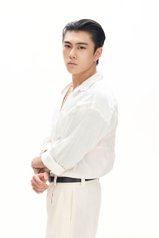 年轻帅气的肌肉健美亚洲男性形象图片