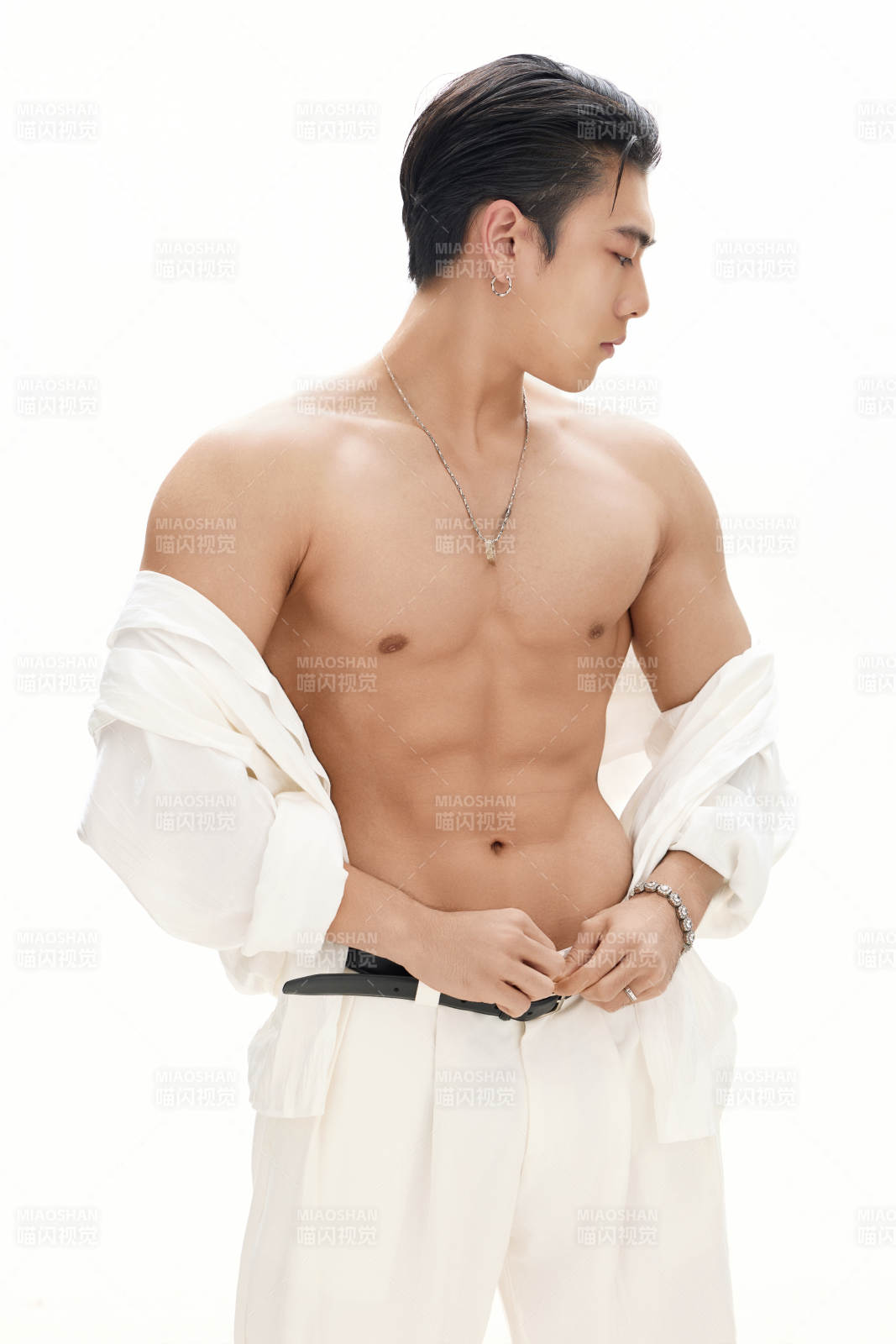 年轻帅气的肌肉健美亚洲男性形象图片